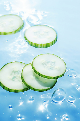 JPG 편집이미지 단면 오이 사람없음 물 반짝임 물방울 디지털합성 슬라이스 편집소스 편집실사 AI포토 AI콘텐츠 자연요소 채소 모션 CG 파일형식