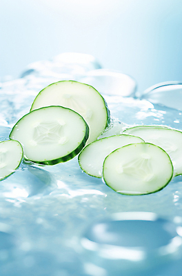 JPG 편집이미지 단면 오이 사람없음 물 물방울 디지털합성 슬라이스 편집소스 편집실사 AI포토 AI콘텐츠 자연요소 채소 CG 파일형식