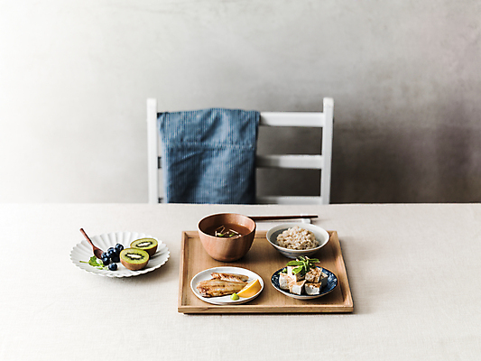 포토 JPG 그릇 접시 한식 의자 식탁 밥 반찬 키위 사람없음 식사 천 된장찌개 블루베리 생선구이 나무숟가락 나무쟁반 두부요리 플레이팅 국내포토 식기 음식 가구 과일 탁자 쟁반 목재 숟가락 직물 상차림 찌개 구이 생선요리 파일형식