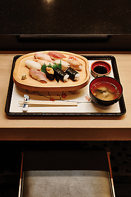 포토 JPG 의자 젓가락 쟁반 사람없음 식사 초밥 간장 나무탁자 미소된장국 젓가락받침대 일본음식 플레이팅 국내포토 음식 가구 탁자 수저 양념 상차림 수저받침대 파일형식