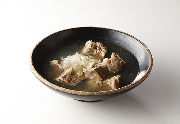 포토 JPG 그릇 육류 사람없음 식사 국 갈비탕 당면 소고기국 한그릇 플레이팅 국내포토 1 식기 한식 음식 식재료 상차림 탕 국물 파일형식