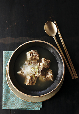 포토 JPG 그릇 한식 젓가락 사람없음 하이앵글 숟가락 식사 천 국 갈비탕 당면 소고기국 한그릇 플레이팅 국내포토 1 식기 음식 뷰포인트 수저 직물 상차림 탕 국물 파일형식