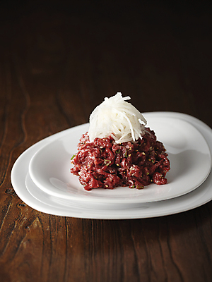 포토 JPG 접시 육류 사람없음 식사 배 육회 채썰기 플레이팅 국내포토 식기 과일 식재료 생고기 상차림 자르기 파일형식