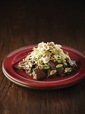 포토 JPG 접시 육류 사람없음 식사 고기요리 대파 소장육 플레이팅 국내포토 식기 음식 식재료 상차림 파 파일형식