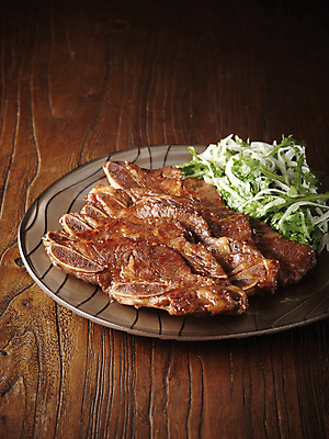 포토 JPG 접시 반찬 사람없음 식사 샐러드 갈비 양념갈비 소갈비 플레이팅 국내포토 식기 음식 육류 소고기 상차림 파일형식