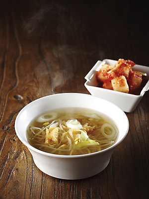 포토 JPG 그릇 반찬 사람없음 식사 뜨거움 깍두기 국 콩나물국 플레이팅 국내포토 식기 음식 김치 상차림 국물 파일형식