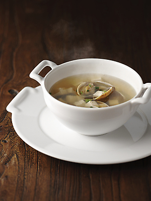 포토 JPG 그릇 반찬 쟁반 사람없음 식사 뜨거움 탕 재첩국 한그릇 재첩 플레이팅 국내포토 1 식기 음식 어패류 상차림 국물 파일형식