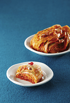 포토 JPG 접시 한식 반찬 김치 사람없음 식사 배추김치 플레이팅 국내포토 식기 음식 상차림 파일형식