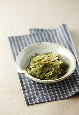 포토 JPG 접시 반찬 사람없음 식사 천 깨 미역줄기 플레이팅 국내포토 식기 음식 식재료 직물 조미료 상차림 미역 파일형식