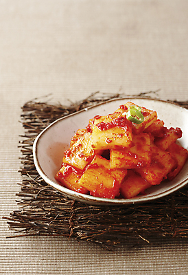 포토 JPG 접시 한식 반찬 김치 사람없음 식사 깍두기 받침대 플레이팅 국내포토 식기 음식 상차림 파일형식