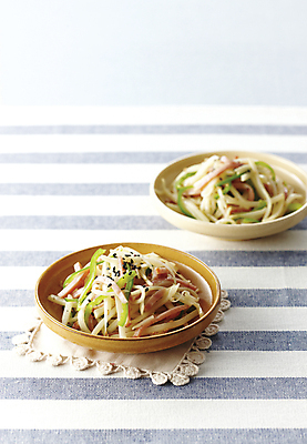 포토 JPG 반찬 사람없음 식사 천 받침대 감자볶음 감자요리 검은깨 플레이팅 감자채 국내포토 음식 감자 직물 상차림 볶음 깨 파일형식