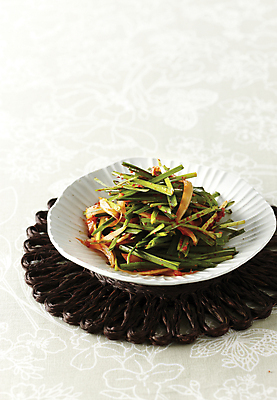 포토 JPG 접시 반찬 사람없음 식사 받침대 부추 부추무침 플레이팅 국내포토 식기 음식 채소 상차림 무침 파일형식