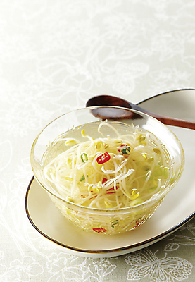 포토 JPG 그릇 접시 반찬 사람없음 식사 시원함 국 콩나물 나무숟가락 콩나물국 플레이팅 국내포토 식기 음식 채소 숟가락 상차림 나물 국물 파일형식