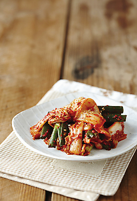 포토 JPG 접시 한식 반찬 김치 사람없음 식사 천 배추김치 플레이팅 국내포토 식기 음식 직물 상차림 파일형식