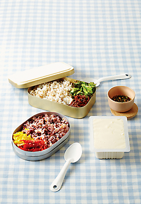 포토 JPG 그릇 밥 반찬 사람없음 소풍 숟가락 식사 일회용 플라스틱 체크무늬 도시락 간장 도시락통 양은도시락 연두부 국내포토 식기 음식 무늬 재질 수저 야외활동 용기_그릇 양념 두부 파일형식