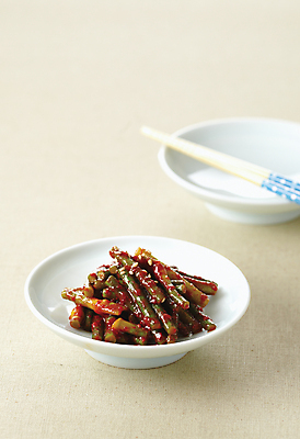 포토 JPG 접시 젓가락 반찬 사람없음 아웃포커스 식사 무침 마늘종 플레이팅 국내포토 식기 음식 줄기 촬영기법 수저 마늘 상차림 파일형식