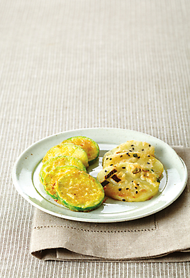 포토 JPG 접시 반찬 사람없음 식사 전 천 감자전 애호박전 플레이팅 국내포토 식기 음식 직물 상차림 호박전 파일형식