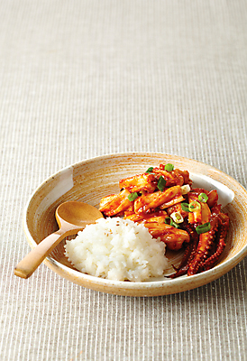 포토 JPG 그릇 밥 반찬 사람없음 식사 매움 덮밥 나무숟가락 오징어덮밥 오징어볶음 한그릇 플레이팅 국내포토 1 식기 음식 숟가락 맛 상차림 볶음 파일형식