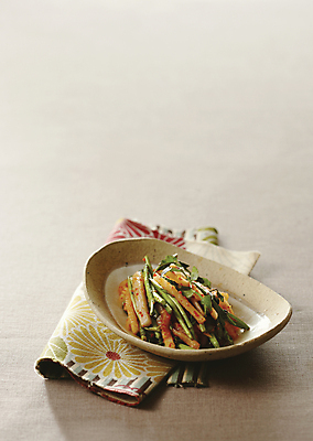 포토 JPG 접시 반찬 사람없음 식사 천 무침 미나리 미나리무침 플레이팅 국내포토 식기 음식 채소 직물 상차림 파일형식