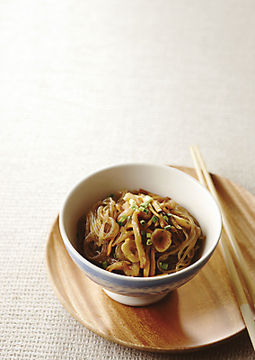 포토 JPG 젓가락 반찬 사람없음 식사 나무받침 당면 잡채 플레이팅 국내포토 음식 수저 목재 상차림 받침대 파일형식