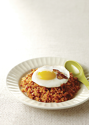 포토 JPG 접시 밥 사람없음 숟가락 식사 계란프라이 볶음밥 플레이팅 국내포토 식기 음식 수저 상차림 계란요리 파일형식