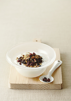 포토 JPG 그릇 사람없음 숟가락 식사 견과류 요거트 건강식 나무도마 그래놀라 플레이팅 국내포토 식기 음식 유제품 도마 수저 목재 상차림 파일형식