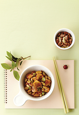 포토 JPG 그릇 잎 젓가락 반찬 요리 사람없음 연두색 하이앵글 식사 무당벌레 땅콩 스프링노트 무침 국내포토 식물 식기 음식 뷰포인트 곤충 수저 초록색 공책 견과류 파일형식