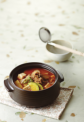 포토 JPG 그릇 한식 반찬 사람없음 아웃포커스 식사 찌개 천 된장찌개 국자 뚝배기 우삼겹 플레이팅 국내포토 식기 음식 주방용품 촬영기법 육류 직물 상차림 파일형식