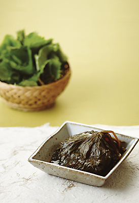 포토 JPG 접시 반찬 사람없음 아웃포커스 바구니 식사 사기그릇 한지 깻잎절임 쌈채소 장아찌 플레이팅 국내포토 그릇 식기 종이 음식 채소 촬영기법 상차림 절임 파일형식