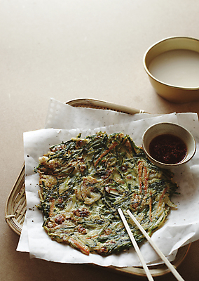 포토 JPG 그릇 한식 젓가락 사람없음 바구니 식사 전 간장 막걸리 파전 막걸리잔 플레이팅 국내포토 식기 음식 술잔 주류 수저 양념 상차림 부침개 파일형식