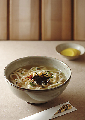 포토 JPG 그릇 젓가락 사람없음 아웃포커스 식사 면류 단무지 우동 김가루 일본음식 플레이팅 국내포토 식기 음식 촬영기법 수저 김_해조류 상차림 가루 파일형식