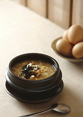 포토 JPG 사람없음 아웃포커스 계란 숟가락 식사 계란요리 뚝배기 죽 김가루 플레이팅 국내포토 음식 촬영기법 수저 요리 알 김_해조류 상차림 가루 파일형식