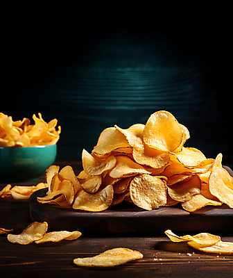 JPG 편집이미지 디저트 감자 사람없음 쌓기 과자 칩 디지털합성 감자칩 나무도마 편집소스 편집실사 AI포토 AI콘텐츠 음식 채소 모션 도마 목재 칩_음식 CG 파일형식