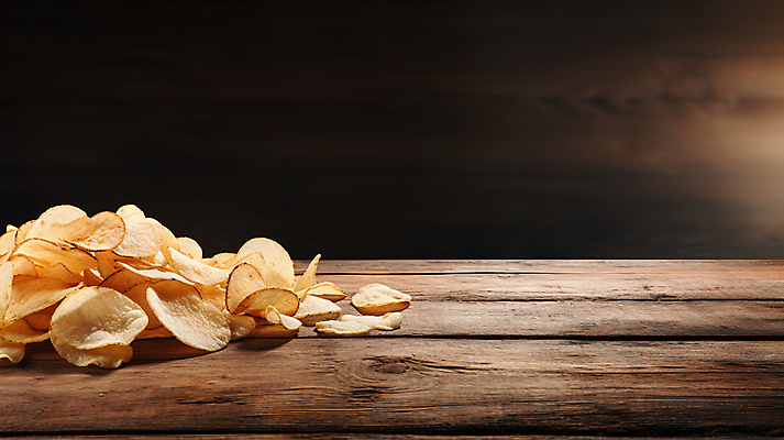 JPG 편집이미지 디저트 감자 사람없음 과자 칩 디지털합성 감자칩 나무탁자 편집소스 편집실사 AI포토 AI콘텐츠 음식 채소 탁자 칩_음식 CG 파일형식