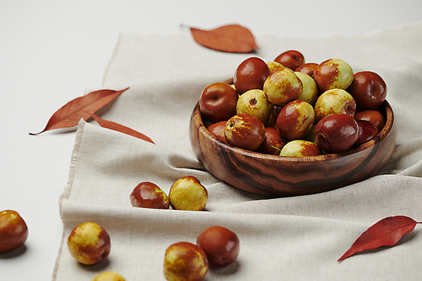 포토 JPG 스튜디오촬영 열매 낙엽 식재료 사람없음 가을 신선 천 유기농 담기 나무그릇 사과대추 국내포토 식물 그릇 웰빙 계절 잎 모션 실내 목재 직물 대추 파일형식