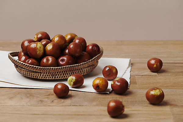 포토 JPG 스튜디오촬영 열매 식재료 사람없음 바구니 가을 신선 천 유기농 담기 나무바닥 사과대추 국내포토 식물 웰빙 계절 모션 바닥 실내 직물 대추 파일형식