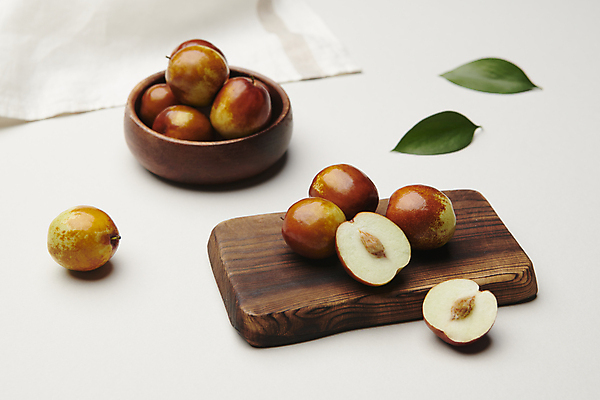 포토 JPG 스튜디오촬영 열매 식재료 나뭇잎 사람없음 가을 신선 유기농 담기 나무그릇 나무도마 사과대추 국내포토 식물 그릇 웰빙 계절 잎 모션 도마 실내 목재 대추 파일형식