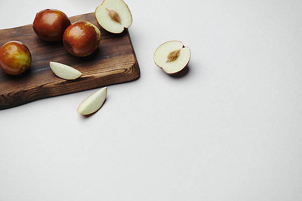 포토 JPG 스튜디오촬영 열매 조각 식재료 사람없음 가을 신선 유기농 나무도마 카피스페이스 사과대추 국내포토 식물 웰빙 계절 도마 실내 목재 공백 대추 파일형식