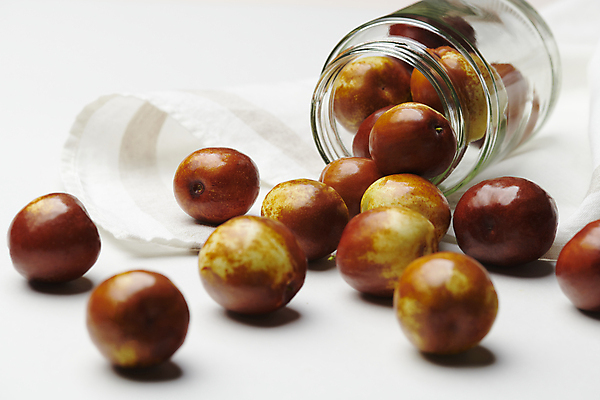 포토 JPG 스튜디오촬영 열매 식재료 유리병 근접촬영 사람없음 가을 신선 유기농 쏟아짐 사과대추 국내포토 식물 웰빙 계절 뷰포인트 모션 병_용기 실내 대추 파일형식