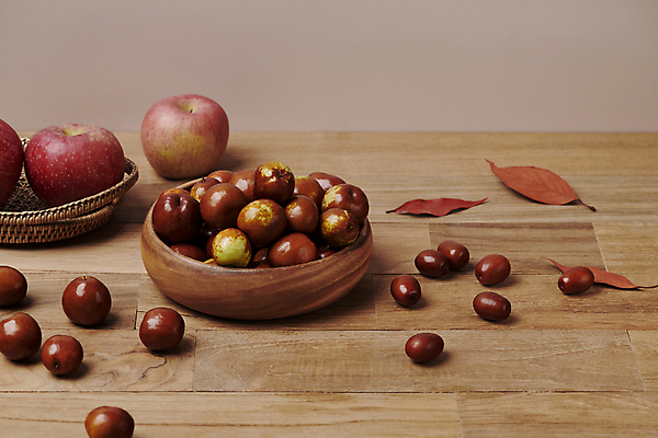 포토 JPG 스튜디오촬영 열매 낙엽 식재료 사람없음 바구니 가을 신선 사과 유기농 담기 나무바닥 대추 나무그릇 사과대추 국내포토 식물 그릇 웰빙 계절 잎 과일 모션 바닥 실내 목재 파일형식