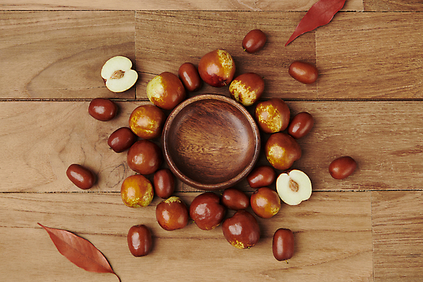 포토 JPG 스튜디오촬영 열매 낙엽 식재료 사람없음 하이앵글 가을 신선 유기농 나무그릇 사과대추 국내포토 식물 그릇 웰빙 계절 뷰포인트 잎 실내 목재 대추 파일형식