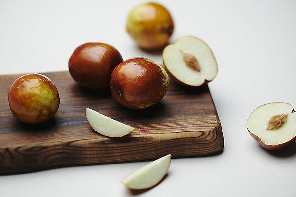 포토 JPG 스튜디오촬영 열매 조각 식재료 근접촬영 사람없음 가을 신선 유기농 나무도마 사과대추 국내포토 식물 웰빙 계절 뷰포인트 도마 실내 목재 대추 파일형식