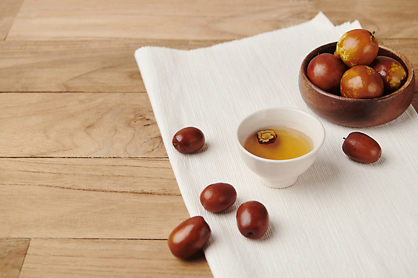 포토 JPG 스튜디오촬영 열매 식재료 사람없음 가을 신선 찻잔 천 유기농 나무그릇 대추차 나무배경 사과대추 국내포토 식물 그릇 웰빙 계절 백그라운드 잔 실내 목재 차_음료 직물 대추 파일형식