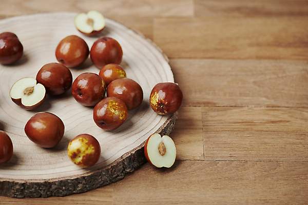 포토 JPG 스튜디오촬영 나무 열매 식재료 단면 사람없음 가을 신선 유기농 나무받침 사과대추 국내포토 식물 웰빙 계절 실내 목재 받침대 대추 파일형식