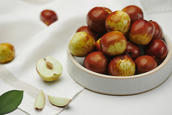 포토 JPG 스튜디오촬영 그릇 접시 열매 식재료 나뭇잎 사람없음 가을 신선 천 유기농 담기 사과대추 국내포토 식물 식기 웰빙 계절 잎 모션 실내 직물 대추 파일형식