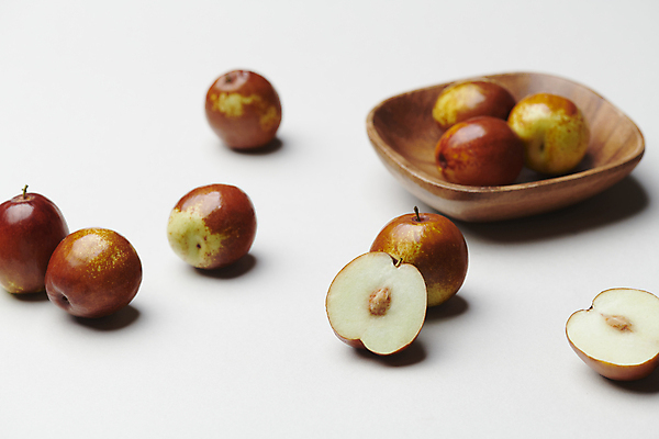 포토 JPG 스튜디오촬영 열매 식재료 사람없음 가을 신선 유기농 나무그릇 나무접시 사과대추 국내포토 식물 그릇 접시 웰빙 계절 실내 목재 대추 파일형식