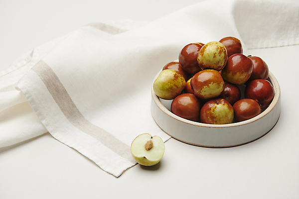 포토 JPG 스튜디오촬영 그릇 접시 열매 식재료 사람없음 가을 신선 천 유기농 담기 사과대추 국내포토 식물 식기 웰빙 계절 모션 실내 직물 대추 파일형식