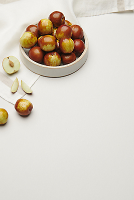 포토 JPG 스튜디오촬영 그릇 접시 열매 식재료 사람없음 가을 신선 천 유기농 담기 사과대추 국내포토 식물 식기 웰빙 계절 모션 실내 직물 대추 파일형식