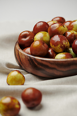 포토 JPG 스튜디오촬영 열매 식재료 근접촬영 사람없음 가을 신선 천 유기농 담기 나무그릇 사과대추 국내포토 식물 그릇 웰빙 계절 뷰포인트 모션 실내 목재 직물 대추 파일형식