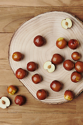 포토 JPG 스튜디오촬영 열매 식재료 사람없음 하이앵글 가을 신선 유기농 나무바닥 나무받침 사과대추 국내포토 식물 웰빙 계절 뷰포인트 바닥 실내 목재 받침대 대추 파일형식